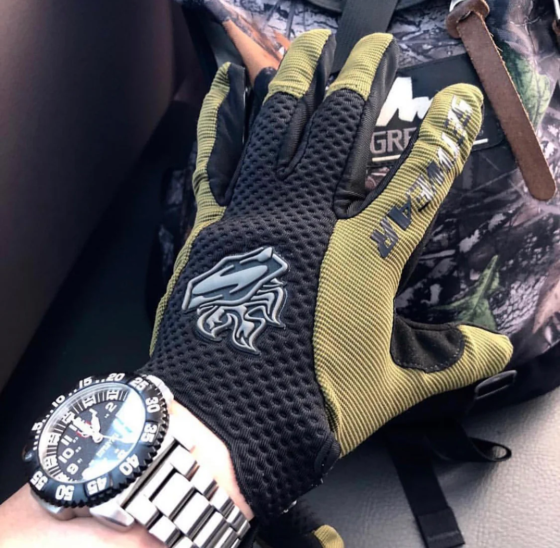 Setwear V.2 Stealth Glove in OD Green, carabiner anchor loop detail